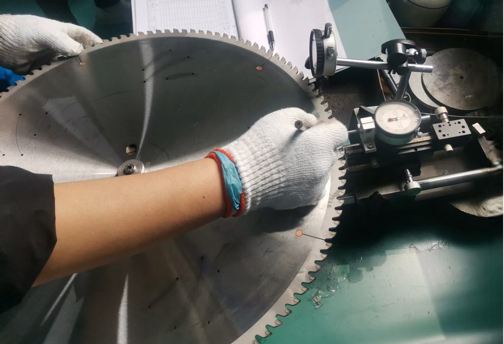 circular saw blade quality inspection carbide tip runout measurement
